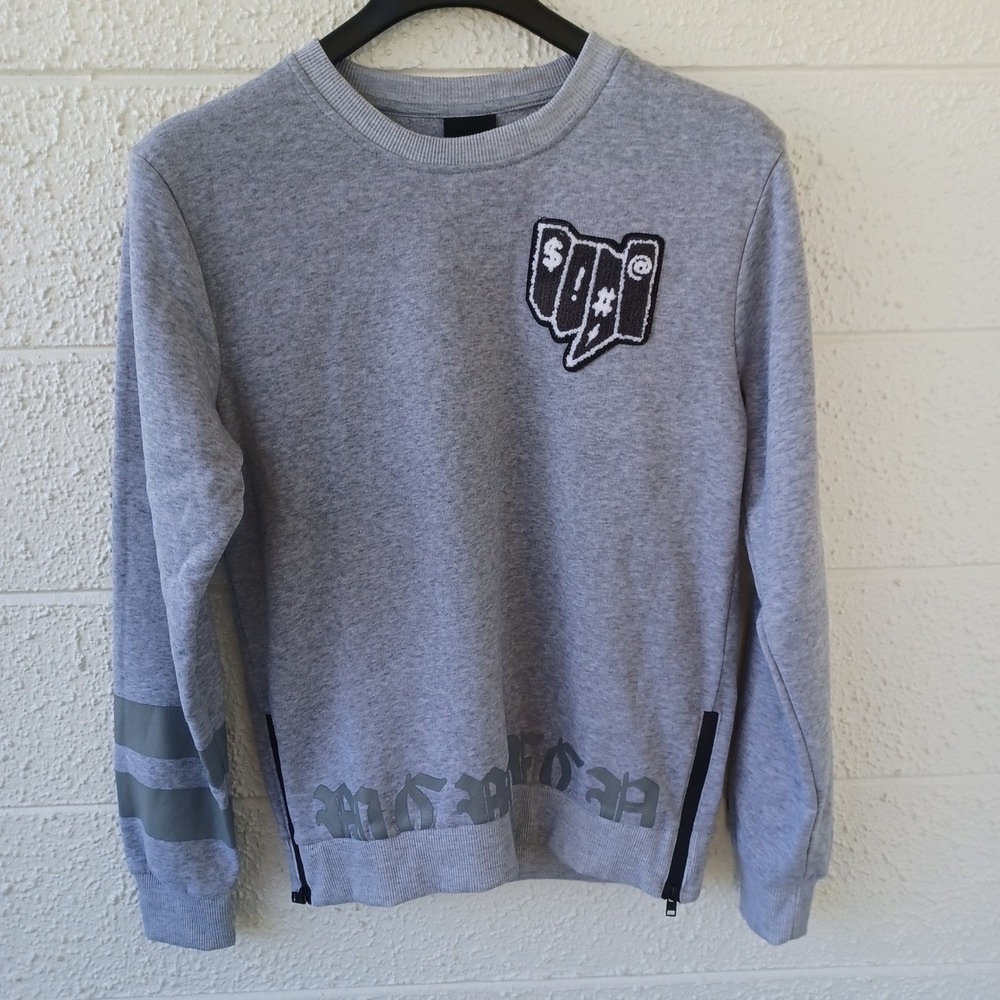 WT02 Gray Graphic Patch Crewneck Sweatshirt Medium‎